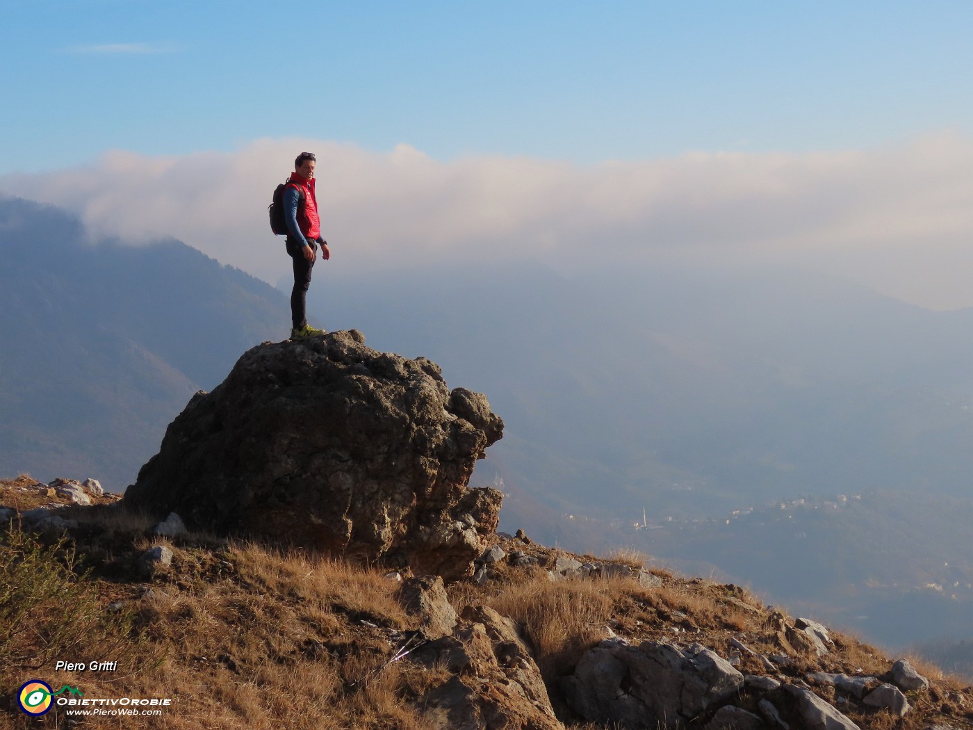 53 Ammirando il panorama dal bel roccione.JPG